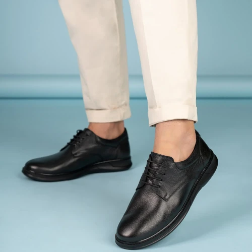 چرا کفش چرم صدا میدهد؟